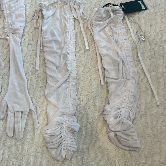 Dolls Kill Darker WAVS Mesh White Ruched Gloves & leg sleeve w/chain - Picture 5 of 12